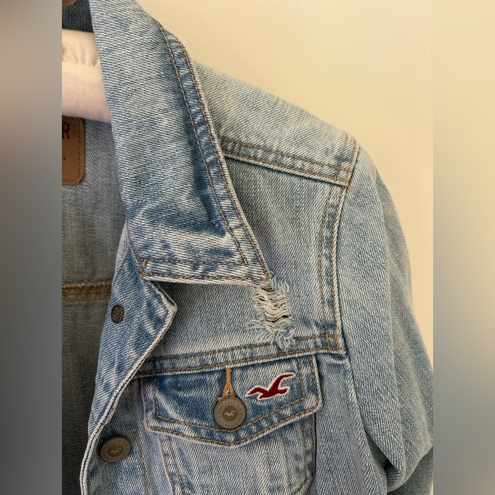 Early 2010s Hollister Light Wash Distressed Denim Jacket
Size: Medium
EUC - Picture 7 of 12